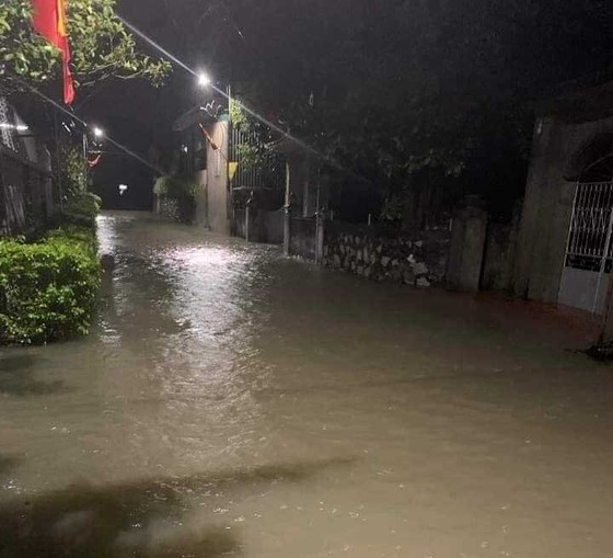 Nghệ An: Mưa lớn gây ngập lụt, sạt lở nhiều nơi ảnh 4