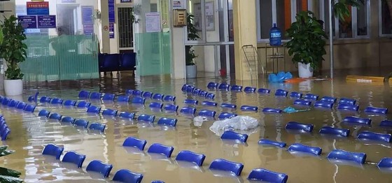 Tìm thấy thi thể hai vợ chồng bị lũ cuốn trôi khi đi khám bệnh ảnh 7