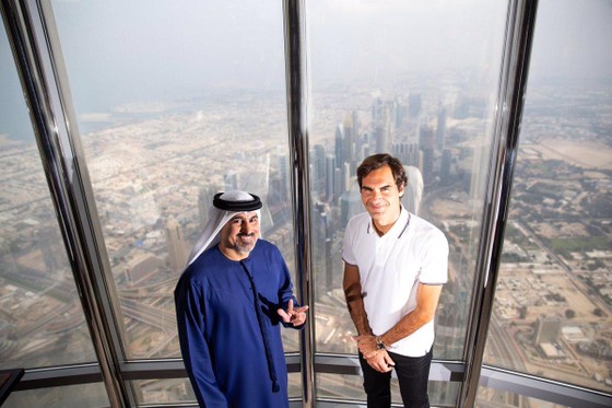 Federer và Giám đốc điều hành Dubai Championships trên tòa tháp Burj Kahlifa 