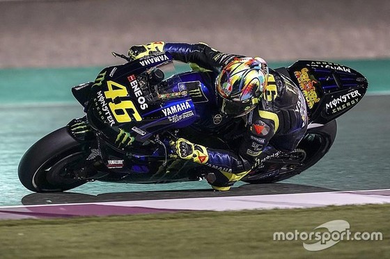Valentino Rossi đang vào cua cùng với chiếc YZR-M1 trên đường đua tại Qatar
