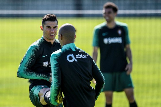 Euro 2020: Tuyển thủ Ucraina “phát cuồng” vì… sắp đấu với Ronaldo ảnh 1
