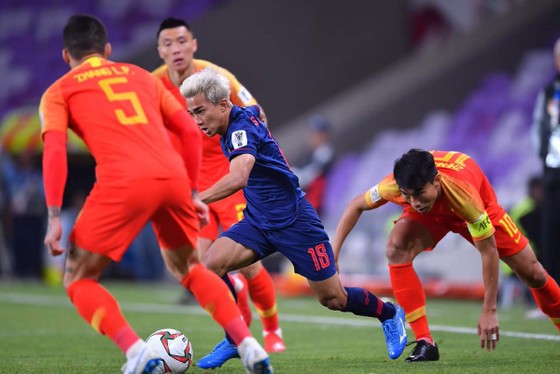 Messi Thái tả xung hữu đột trong vòng vây của các tuyển thủ Trung Quốc