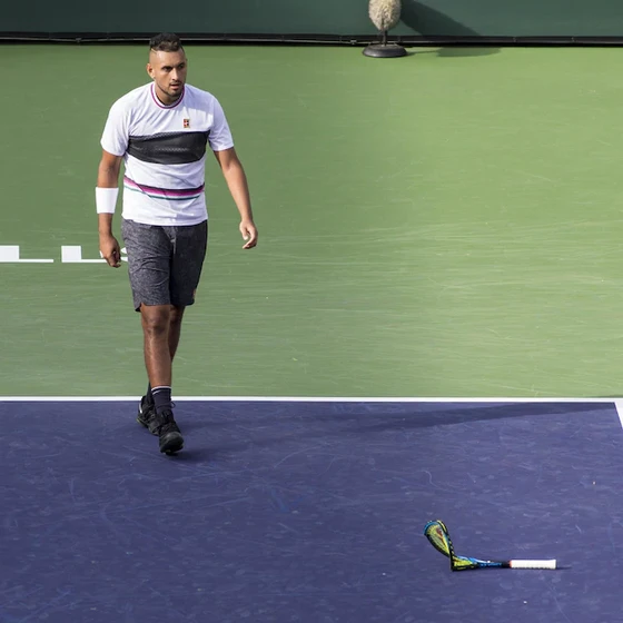 “Dân chơi” Nick Kyrgios: Chửi trọng tài, đập vợt, cự cãi CĐV và giao bóng dưới vai ảnh 1