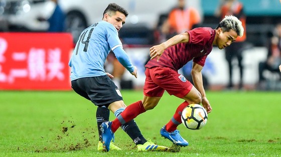 Cùng thua 0-4: “Messi Thái” được Uruguay khen, “bại tướng” của Đình Trọng đối diện án phạt ảnh 1 Cùng thua 0-4: “Messi Thái” được Uruguay khen, “bại tướng” của Đình Trọng đối diện án phạt ảnh 1