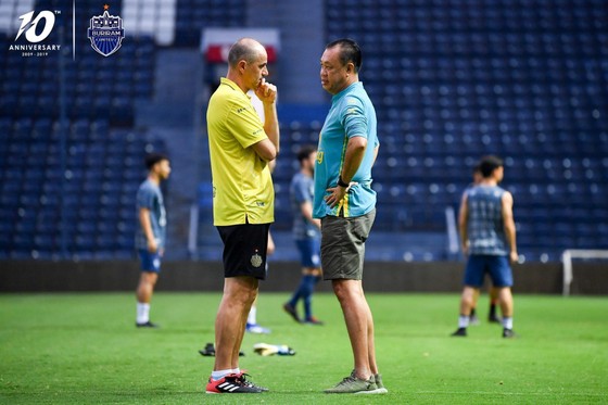 Buriram United quay lại luyện tập: Xuân Trường tươi tắn, “bại tướng” của Đình Trọng bị nắm đầu ảnh 3