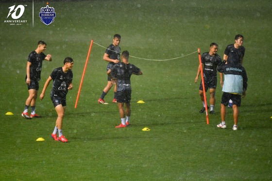 Buriram United quay lại luyện tập: Xuân Trường tươi tắn, “bại tướng” của Đình Trọng bị nắm đầu ảnh 5