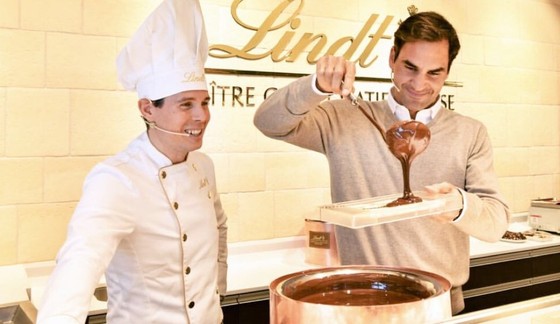 Roger Federer dành thời gian nghỉ ngơi thăm một cửa hàng chocolate của Lindt, nhãn hàng mà anh làm Đại sứ thương hiệu