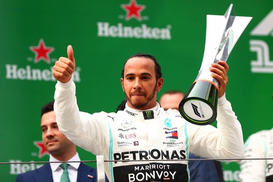 Hamilton và chiếc cúp vô địch Chinese Grand Prix