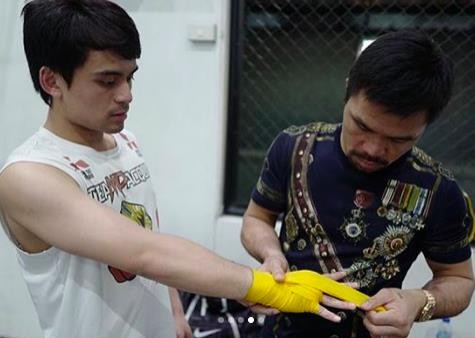 Pacquiao đang đeo găng cho con trai