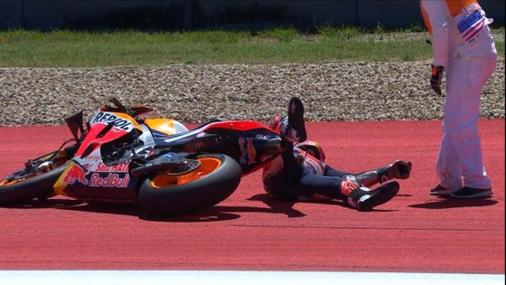 Đua xe mô tô: Marquez đo đường, Honda đại bại, Rins giành chiến thắng đầu tay ảnh 2