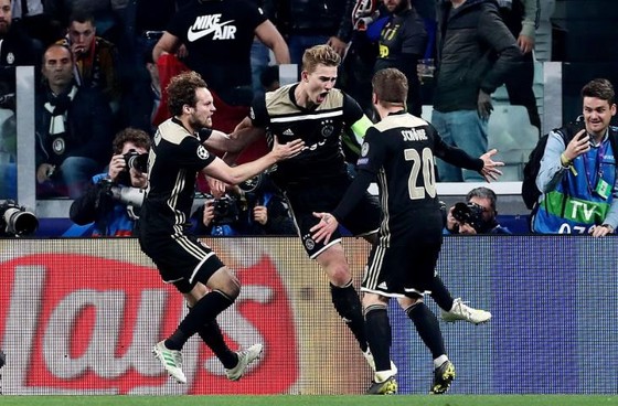 Vũ điệu chiến thắng đẹp mắt của Ajax