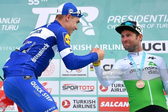 Mark Cavendish (phải) giành hạng 3 ở chặng 3 của Tour of Turkey