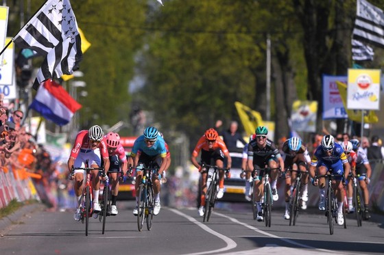 Xe đạp: Kèn cựa nhau trên đường đua, Alaphilippe và Fuglsang để Van der Poel thắng Amstel Gold Race ảnh 9