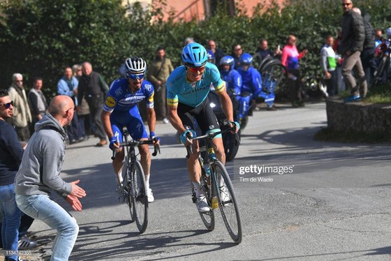 Xe đạp: Kèn cựa nhau trên đường đua, Alaphilippe và Fuglsang để Van der Poel thắng Amstel Gold Race ảnh 2
