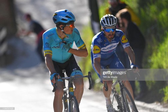 Xe đạp: Kèn cựa nhau trên đường đua, Alaphilippe và Fuglsang để Van der Poel thắng Amstel Gold Race ảnh 1