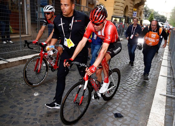 Giro d’Italia: Carapaz thắng chặng 4, Roglic gia tăng cách biệt, Dumoulin vỡ mộng Áo hồng ảnh 1