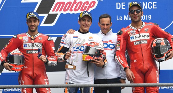 Marc Marquez (thứ 2 từ trái sang) ăn mừng chiến thắng