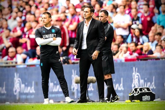 Terry và Lampard trong trận Aston Villa thắng Derby County 2-1