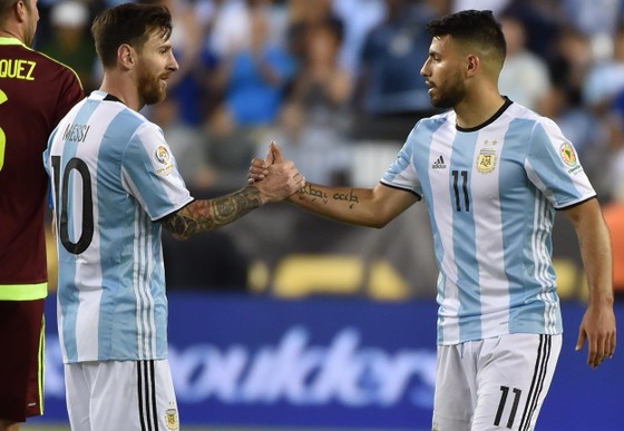 Aguero (phải) và Messi