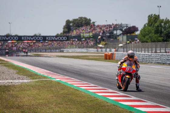 Đua xe mô tô: Marquez thắng “cú poker”, em trai cũng đăng quang ở Catalunya ảnh 3
