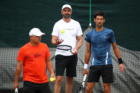 Djokovic bên cạnh 2 vị sư phụ của mình