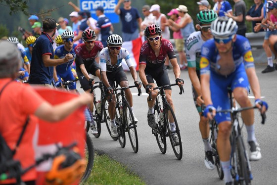 Tour de France: Thời tiết giúp Bernal lật đổ Alaphilippe, Ineos sắp thắng Áo vàng thứ 7 ảnh 2 Tour de France: Thời tiết giúp Bernal lật đổ Alaphilippe, Ineos sắp thắng Áo vàng thứ 7 ảnh 2