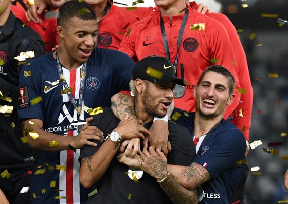 Ăn Mừng Siêu Cúp Nước Pháp Lần Thứ 9 Cùng Psg, Neymar Bị… Mbappe Đẩy Ra  Khỏi Đội Hình Chụp Ảnh | Chuyên Trang Thể Thao