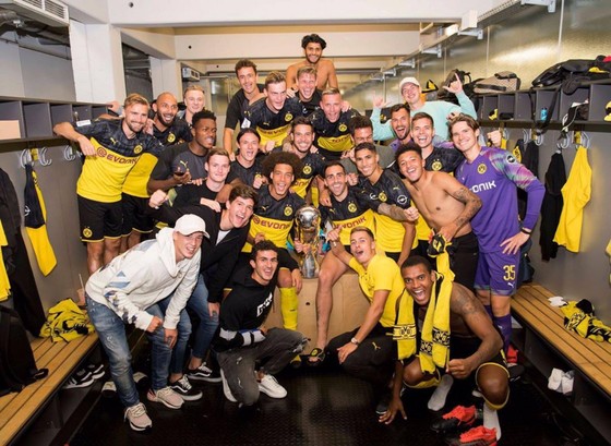 Borussia Dortmund ăn mừng Siêu cúp nước Đức sau khi đánh bại Bayern ảnh 10