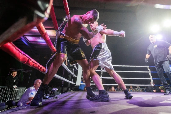 Đấu quyền không găng an toàn hơn… MMA và quyền Anh? ảnh 3