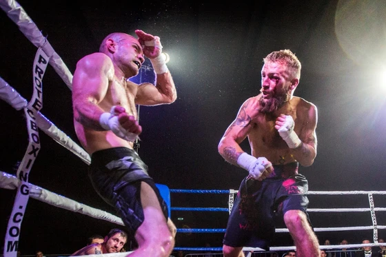 Đấu quyền không găng an toàn hơn… MMA và quyền Anh? ảnh 4