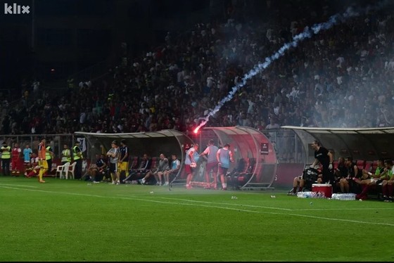 CĐV của FK Sarajevo ném pháo sáng xuống sân
