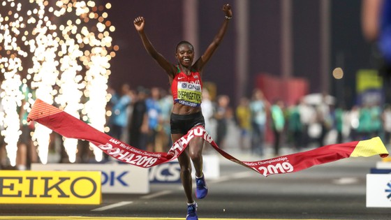 Giải điền kinh thế giới 2019: Chạy marathon, bà mẹ 3 con 41 tuổi về đích lúc 2 rưỡi sáng, xếp hạng 6 ảnh 1 Giải điền kinh thế giới 2019: Chạy marathon, bà mẹ 3 con 41 tuổi về đích lúc 2 rưỡi sáng, xếp hạng 6 ảnh 1