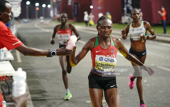 Giải điền kinh thế giới 2019: Chạy marathon, bà mẹ 3 con 41 tuổi về đích lúc 2 rưỡi sáng, xếp hạng 6 ảnh 4 Giải điền kinh thế giới 2019: Chạy marathon, bà mẹ 3 con 41 tuổi về đích lúc 2 rưỡi sáng, xếp hạng 6 ảnh 4