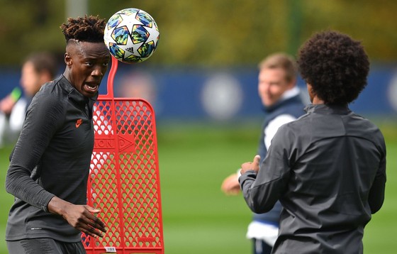 Chelsea tập luyện trước khi sang Pháp: Kante, Giroud và Zouma quay trở lại! ảnh 6