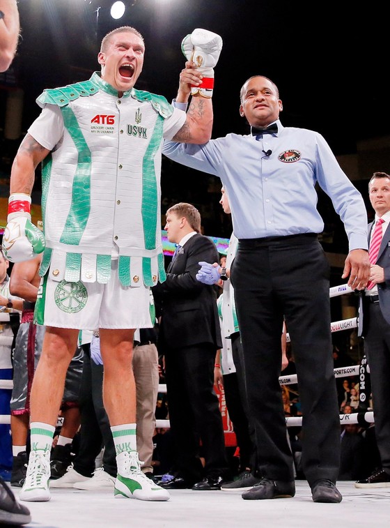 Quyền Anh: Oleksandr Usyk phi thăng hạng nặng – knock-out kỹ thuật Witherspoon ở hiệp 7 ảnh 1