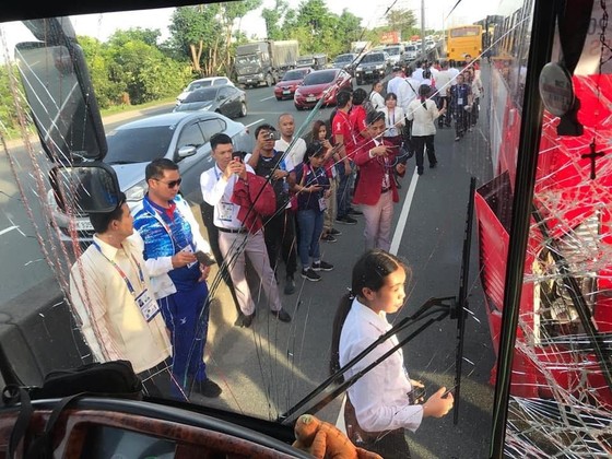 Xe chở 42 VĐV, HLV Việt Nam va chạm với xe chờ đoàn thể thao Lào, mọi người đều an toàn ảnh 3