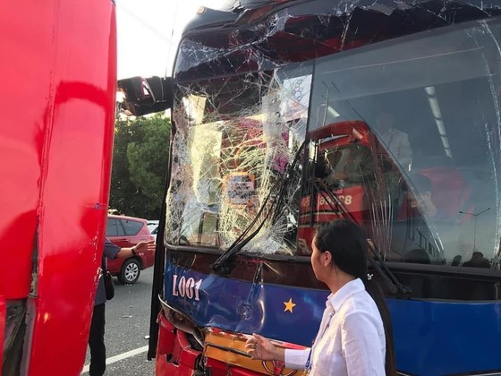 Chiếc xe buýt chở đoàn thể thao Việt Nam sau vụ tai nạn