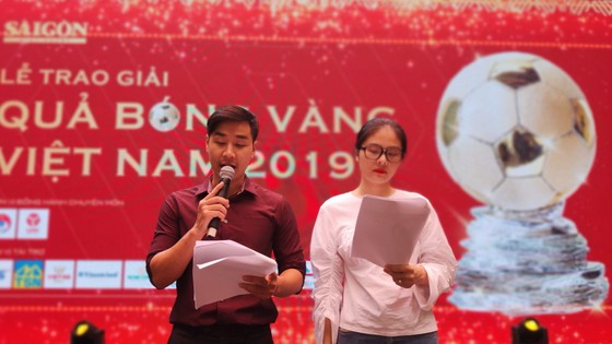 MC Nguyên Khang và Vân Trang trong buổi tổng dượt chương trình Lễ trao giải Quả bóng Vàng Việt Nam 2019.