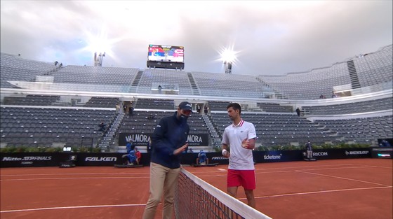 Italian Open (Rome Masters): Nổi nóng với trọng tài vì trời mưa, Djokovic vẫn vượt qua được Fritz ảnh 2