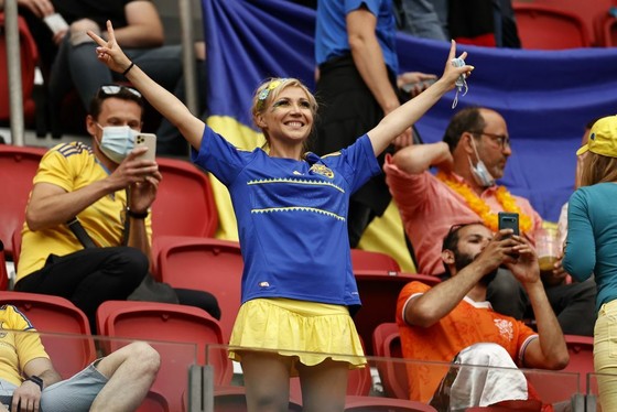 Sắc màu CĐV Ukraine và “Vàng - Xanh mạnh hơn Sbornaya“ ảnh 2