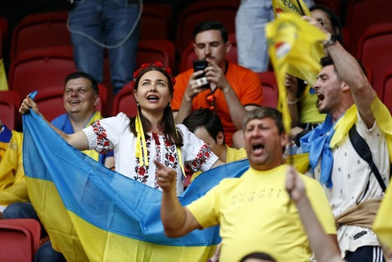 Sắc màu CĐV Ukraine và “Vàng - Xanh mạnh hơn Sbornaya“ ảnh 3