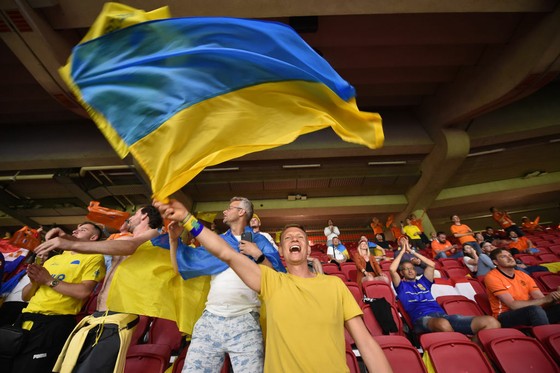 Sắc màu CĐV Ukraine và “Vàng - Xanh mạnh hơn Sbornaya“ ảnh 6