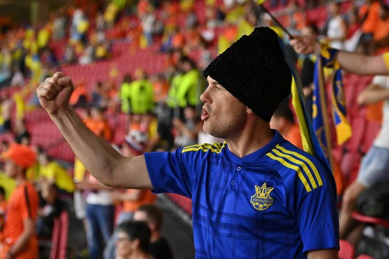 Sắc màu CĐV Ukraine và “Vàng - Xanh mạnh hơn Sbornaya“ ảnh 8