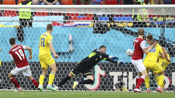 Hàng thủ Ukraine bất lực trước tình huống ghi bàn của Áo