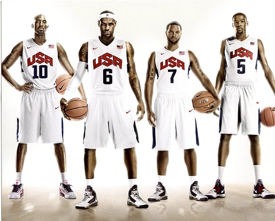 Kobe Bryant (thứ 2 từ trái qua) và Kevin Durant (ngoài cùng bên phải) ở đấu trường Olympic