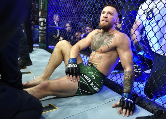 UFC 264: “Gã điên Ailen” Conor McGregor gãy mắt cá vì đặt sai chân trụ, Dustin Poirier thắng KO kỹ thuật ảnh 2