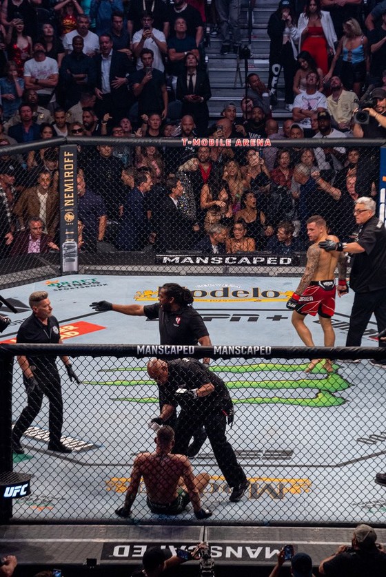 UFC 264: “Gã điên Ailen” Conor McGregor gãy mắt cá vì đặt sai chân trụ, Dustin Poirier thắng KO kỹ thuật ảnh 4