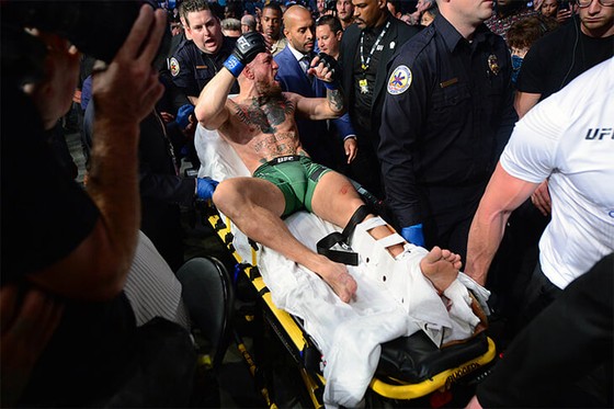 UFC 264: “Gã điên Ailen” Conor McGregor gãy mắt cá vì đặt sai chân trụ, Dustin Poirier thắng KO kỹ thuật ảnh 5