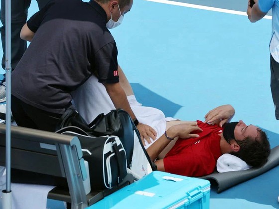 Novak Djokovic đấu Kei Nishikori ở tứ kết, Daniil Medvedev hỏi khó trọng tài, chỉ trích cả phóng viên ảnh 2 Novak Djokovic đấu Kei Nishikori ở tứ kết, Daniil Medvedev hỏi khó trọng tài, chỉ trích cả phóng viên ảnh 2