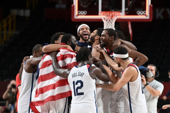 “Vua ghi điểm” Kevin Durant báo thù tuyển Pháp, giành HCV bóng rổ Olympic thứ 3 liên tiếp ảnh 1